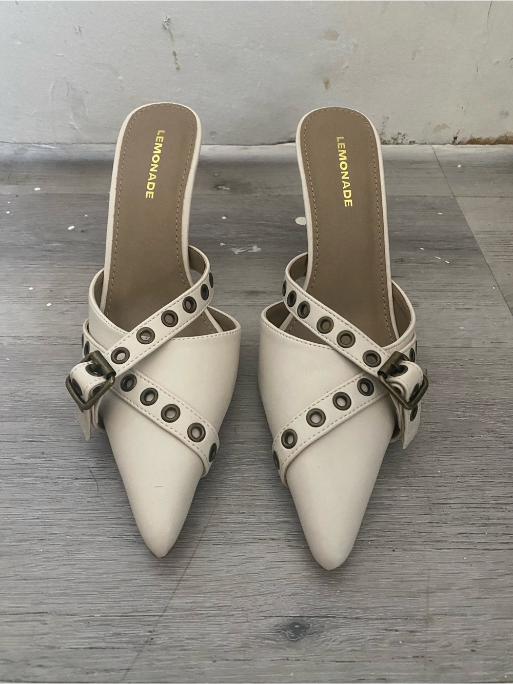 Lemonade cream/white pointed pumps w/ grommet detail (US 8, UK 6, EU 38.5)